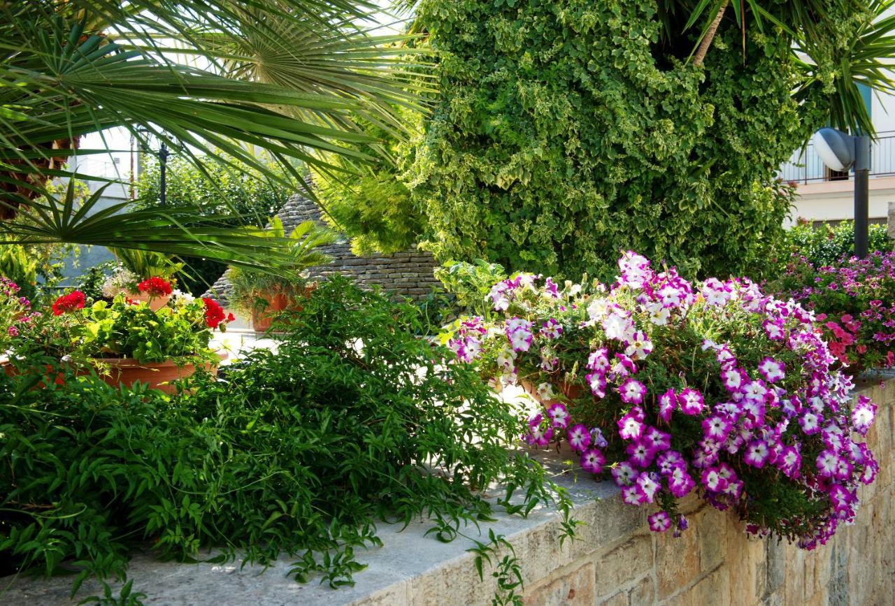Trullo Giardino Fiorito Bed and Breakfast Alberobello Exteriör bild